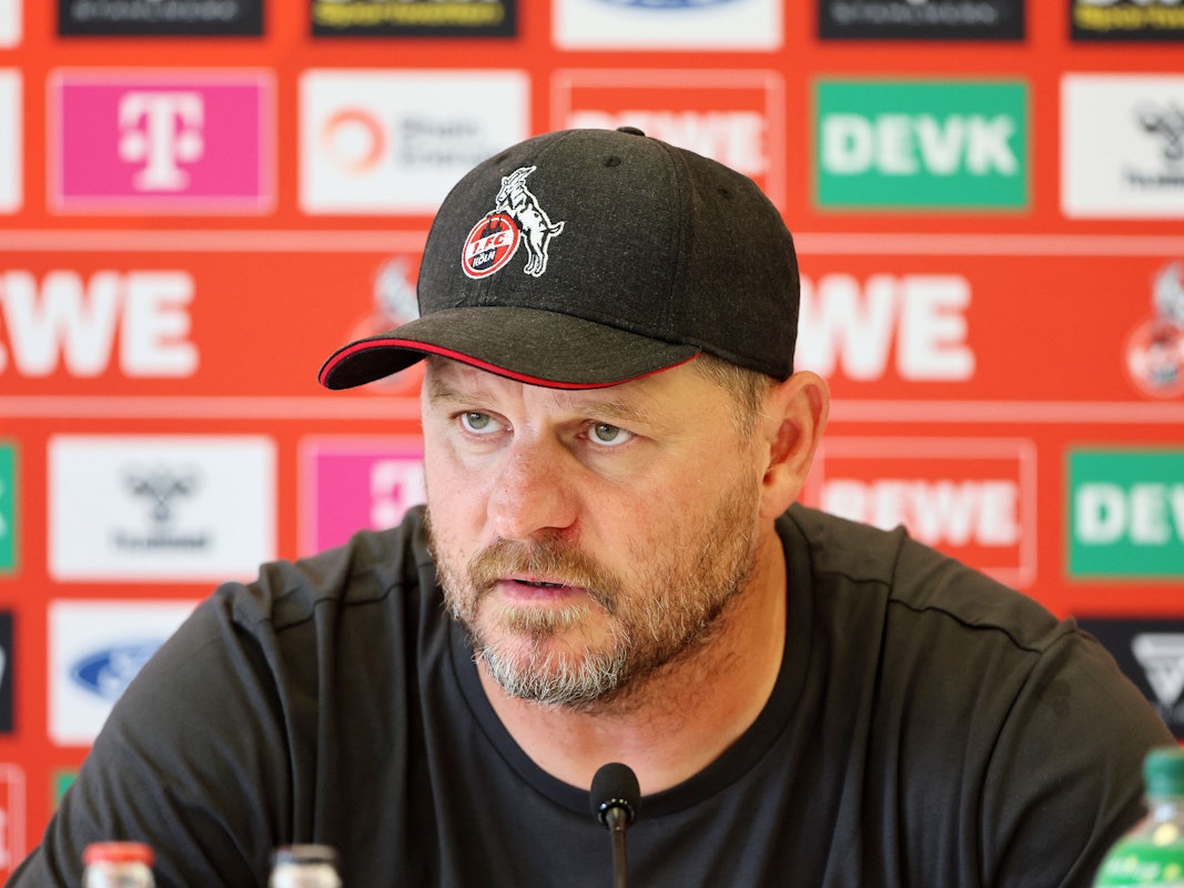 Steffen Baumgart sitzt bei der Pressekonferenz vor einem Mikrofon.