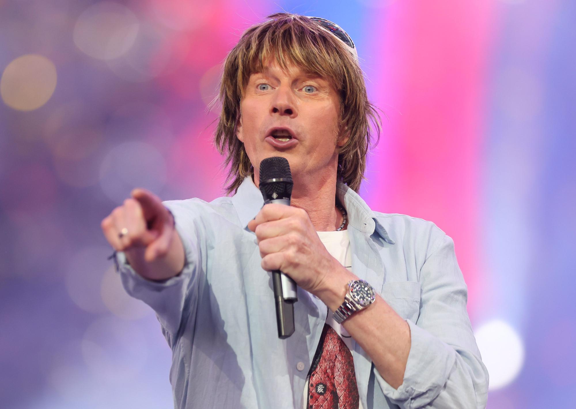Schlagersänger Mickie Krause auf der Bühne.
