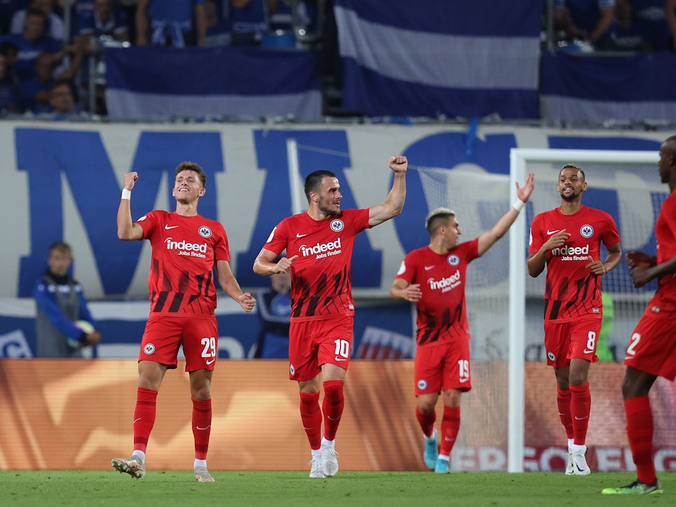 Eintracht Frankfurts Jesper Lindström bejubelt ein Tor mit Filip Kostic.