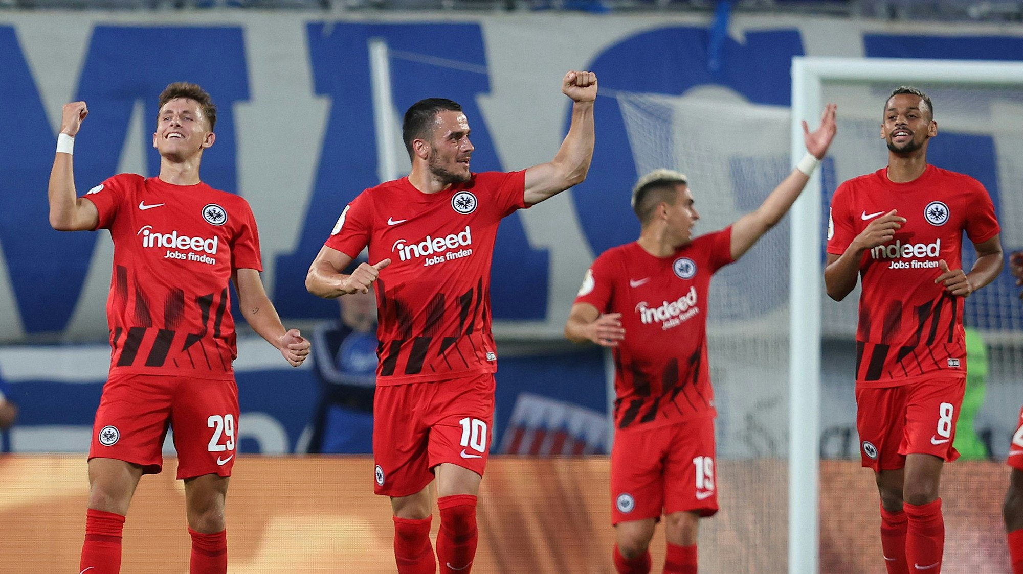 Eintracht Frankfurts Jesper Lindström bejubelt ein Tor mit Filip Kostic.