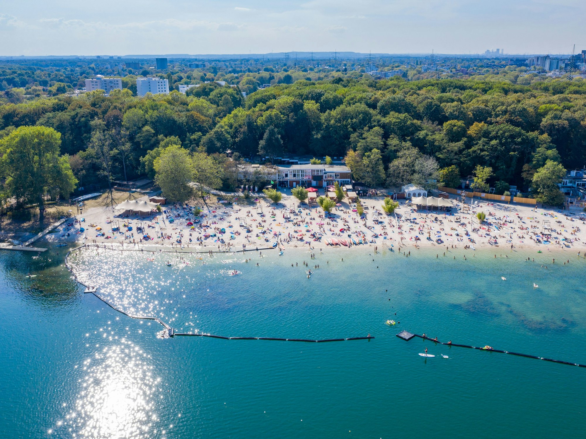 Eine Luftaufnahme des Fühlinger Sees in Köln vom 15. September 2020.