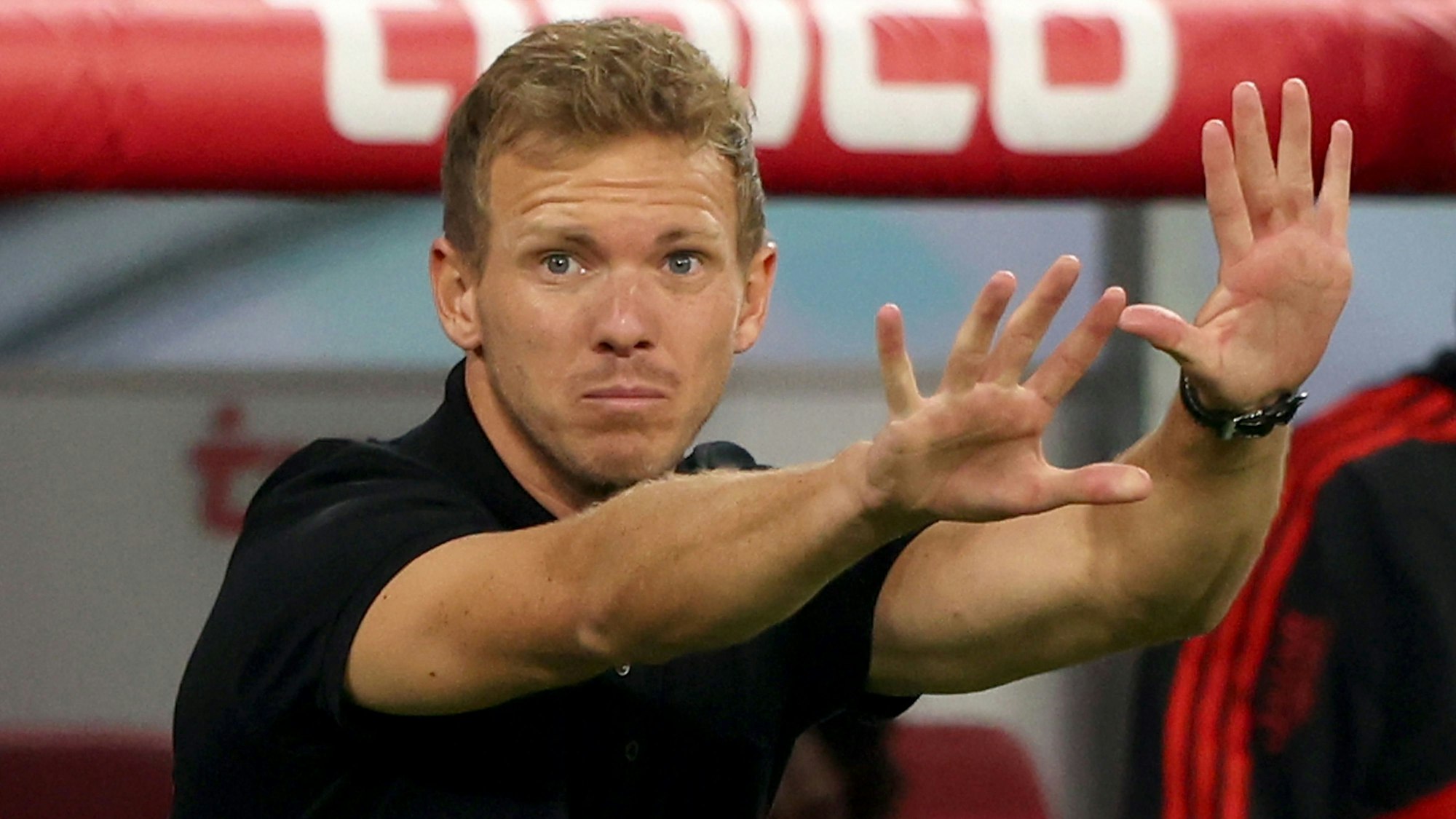 Julian Nagelsmann gestikuliert am Spielfeldrand.