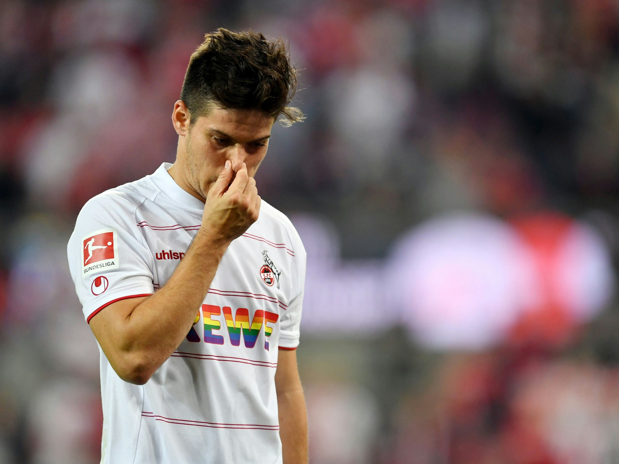 Kölns Jorge Mere fasst sich nach dem Spiel an die Nase.