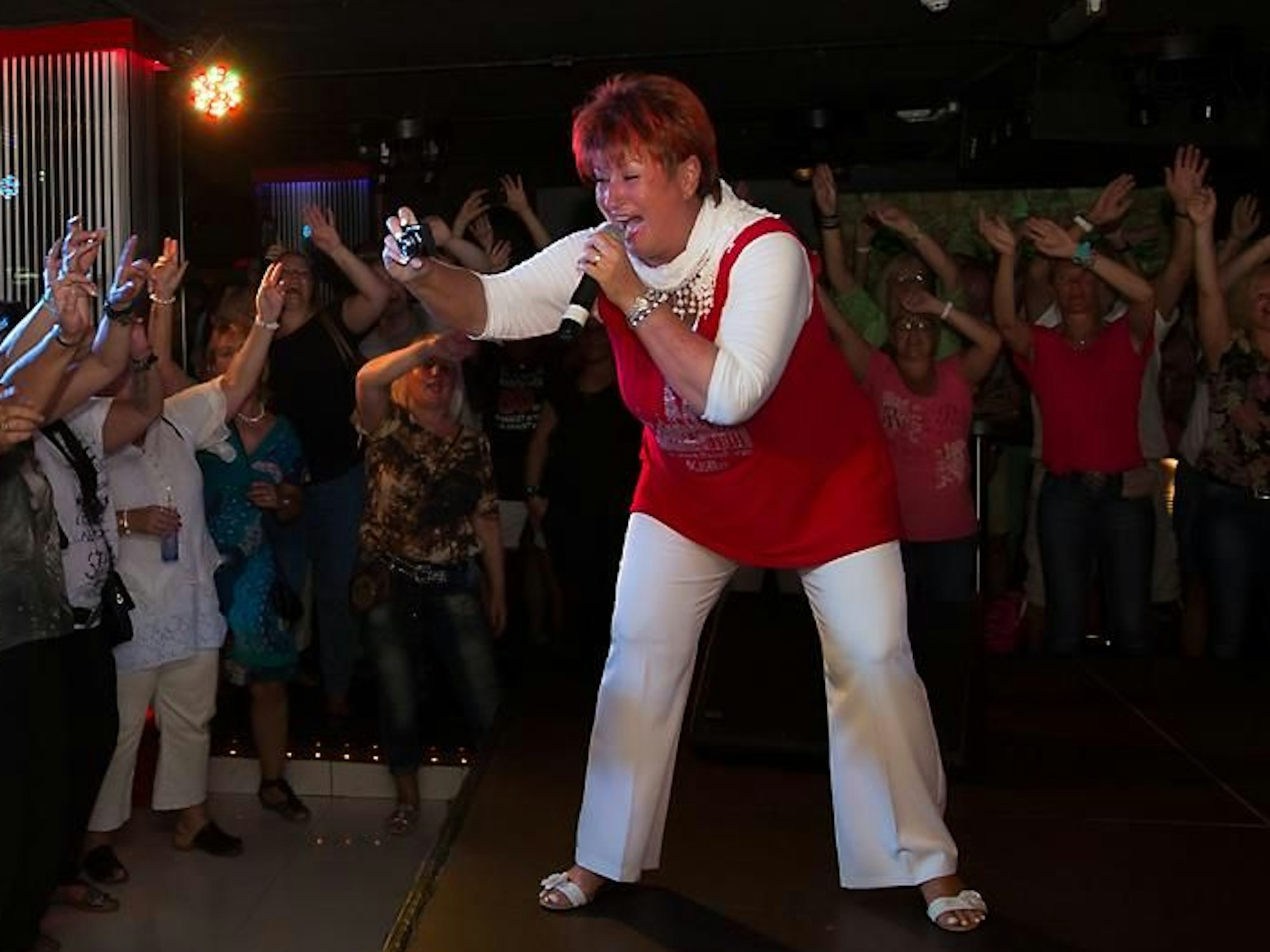 Marita Köllner kennt Mallorca ganz genau und hat eine Veränderung am Ballermann bemerkt. Das Bild zeigt sie singend bei einem Auftritt.