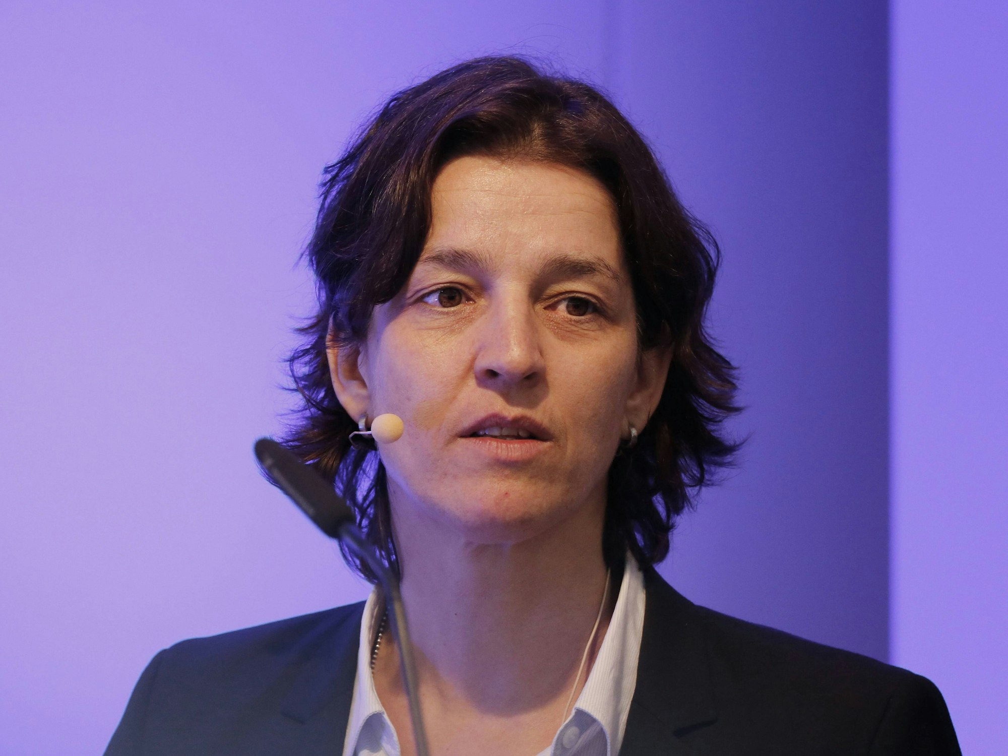 Tatjana Haenni spricht auf dem Kongress.