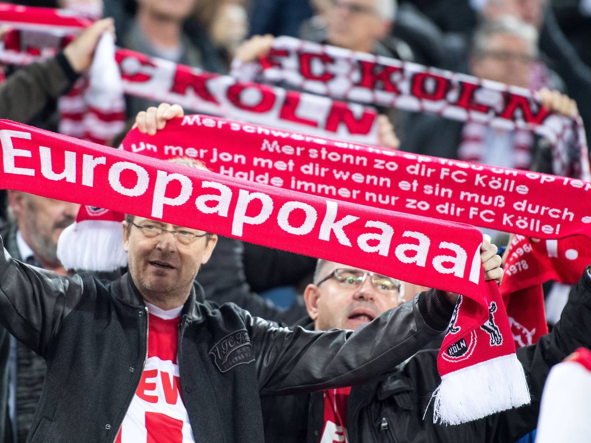 Ein Zuschauer hält vor der Partie einen Schalk mit dem Schriftzug „Europapokal“ in die Höhe.