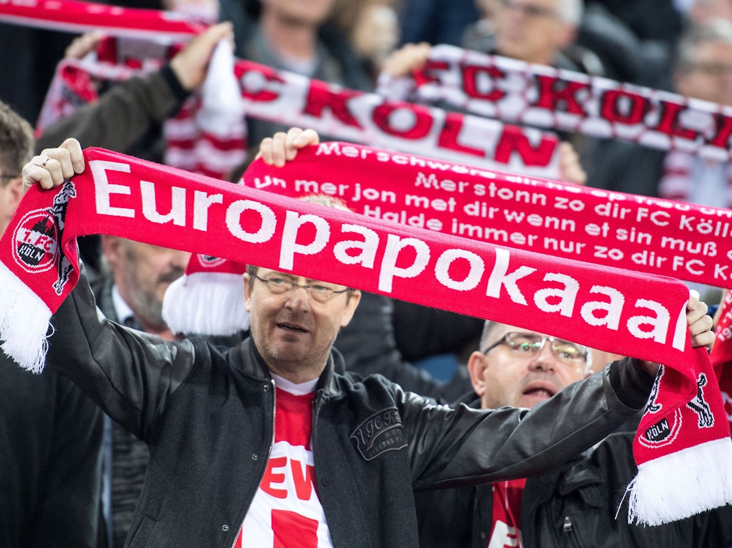 Ein Zuschauer hält vor der Partie einen Schalk mit dem Schriftzug „Europapokal“ in die Höhe.