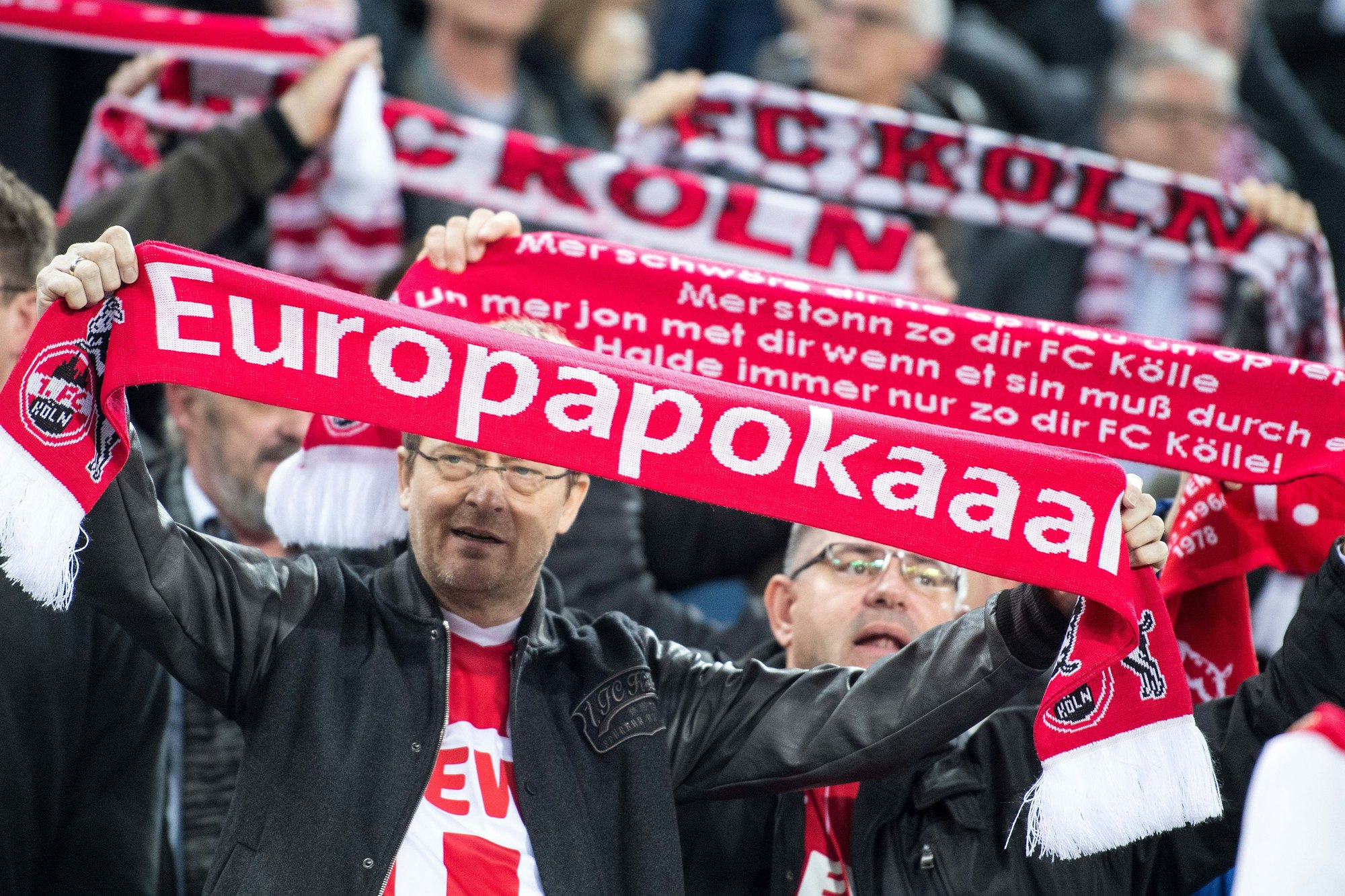 Ein Zuschauer hält vor der Partie einen Schalk mit dem Schriftzug „Europapokal“ in die Höhe.