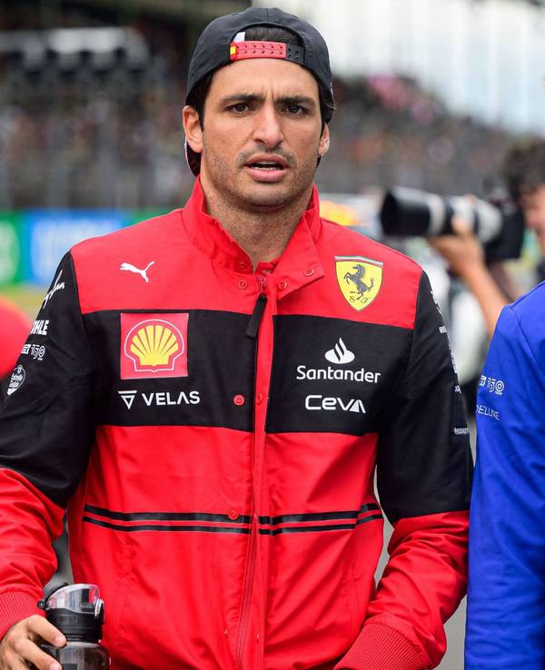 Mick Schumacher geht beim Renn-Wochenende der Formel 1 mit Ferrari-Pilot Carlos Sainz durch die Boxengasse.