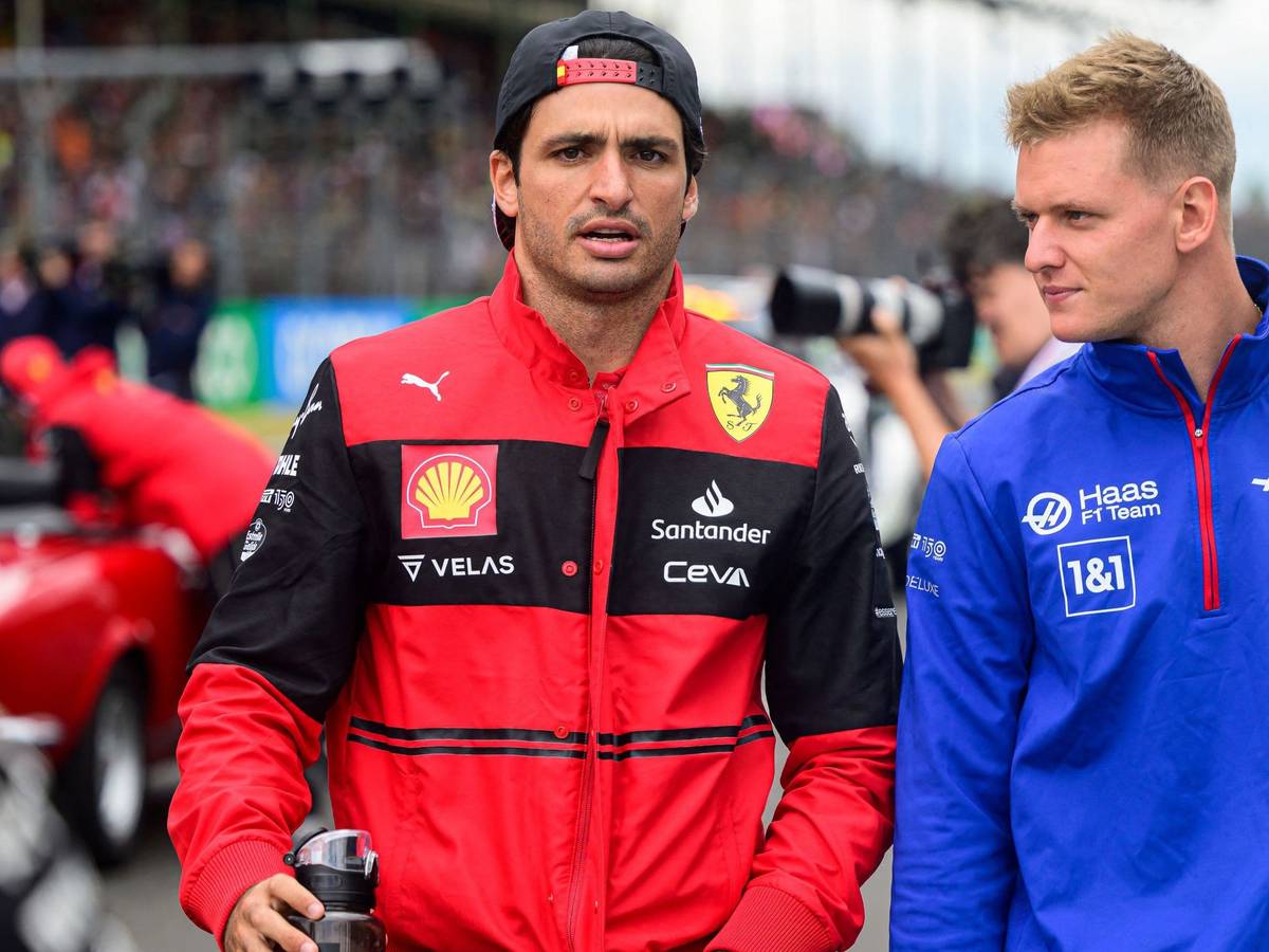 Mick Schumacher geht beim Renn-Wochenende der Formel 1 mit Ferrari-Pilot Carlos Sainz durch die Boxengasse.