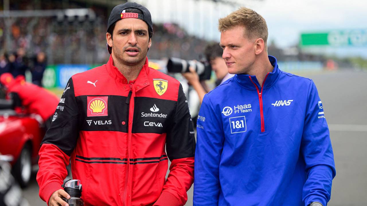Mick Schumacher geht beim Renn-Wochenende der Formel 1 mit Ferrari-Pilot Carlos Sainz durch die Boxengasse.