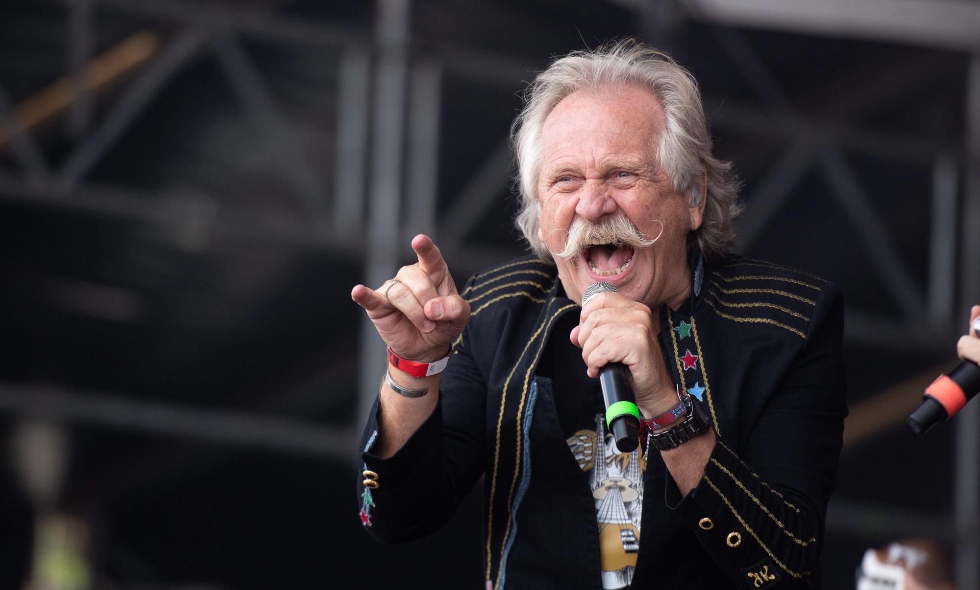 Henning Krautmacher, Sänger der Band Höhner, steht beim Wacken Open Air Festival auf der Bühne