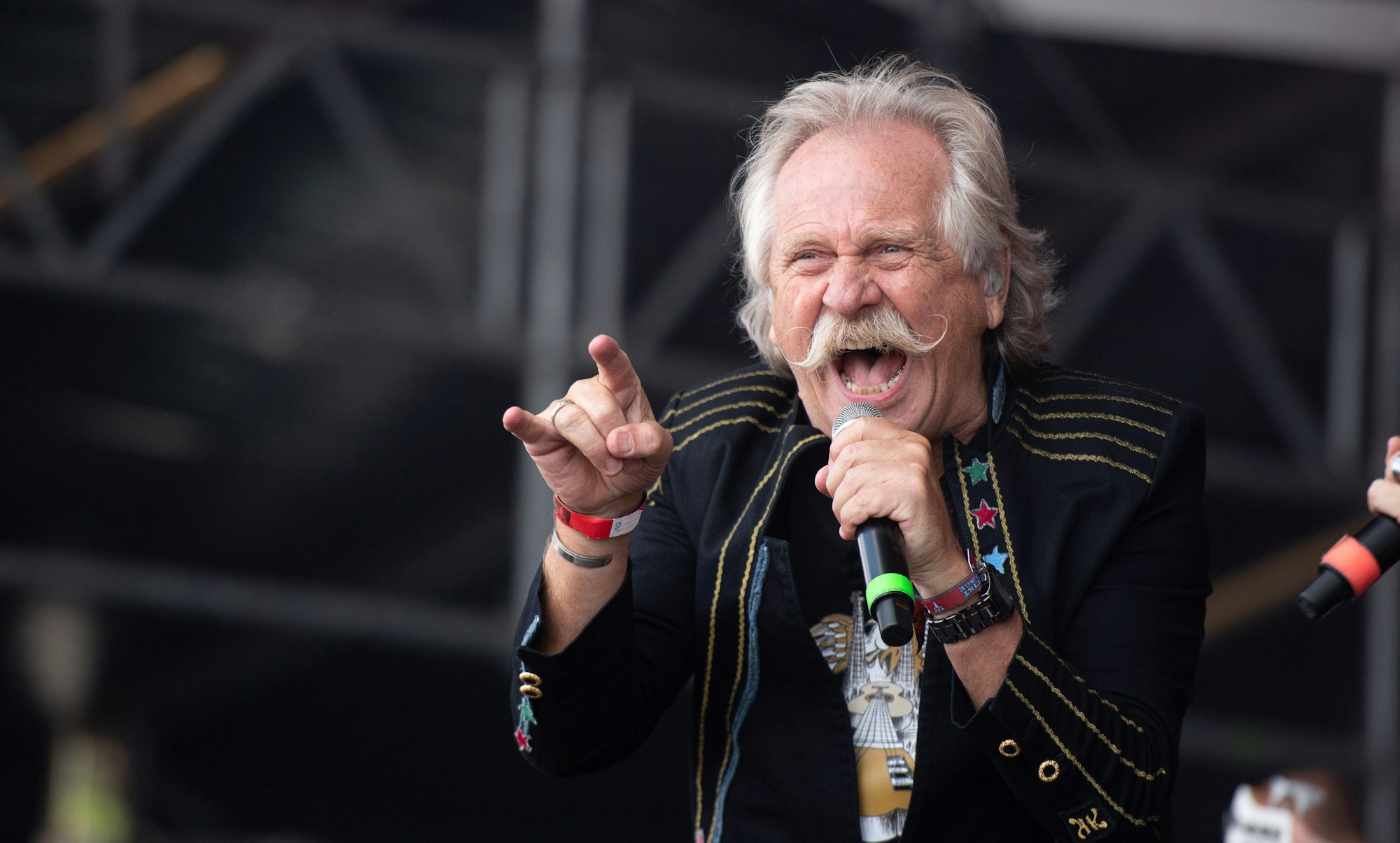 Henning Krautmacher, Sänger der Band Höhner, steht beim Wacken Open Air Festival auf der Bühne