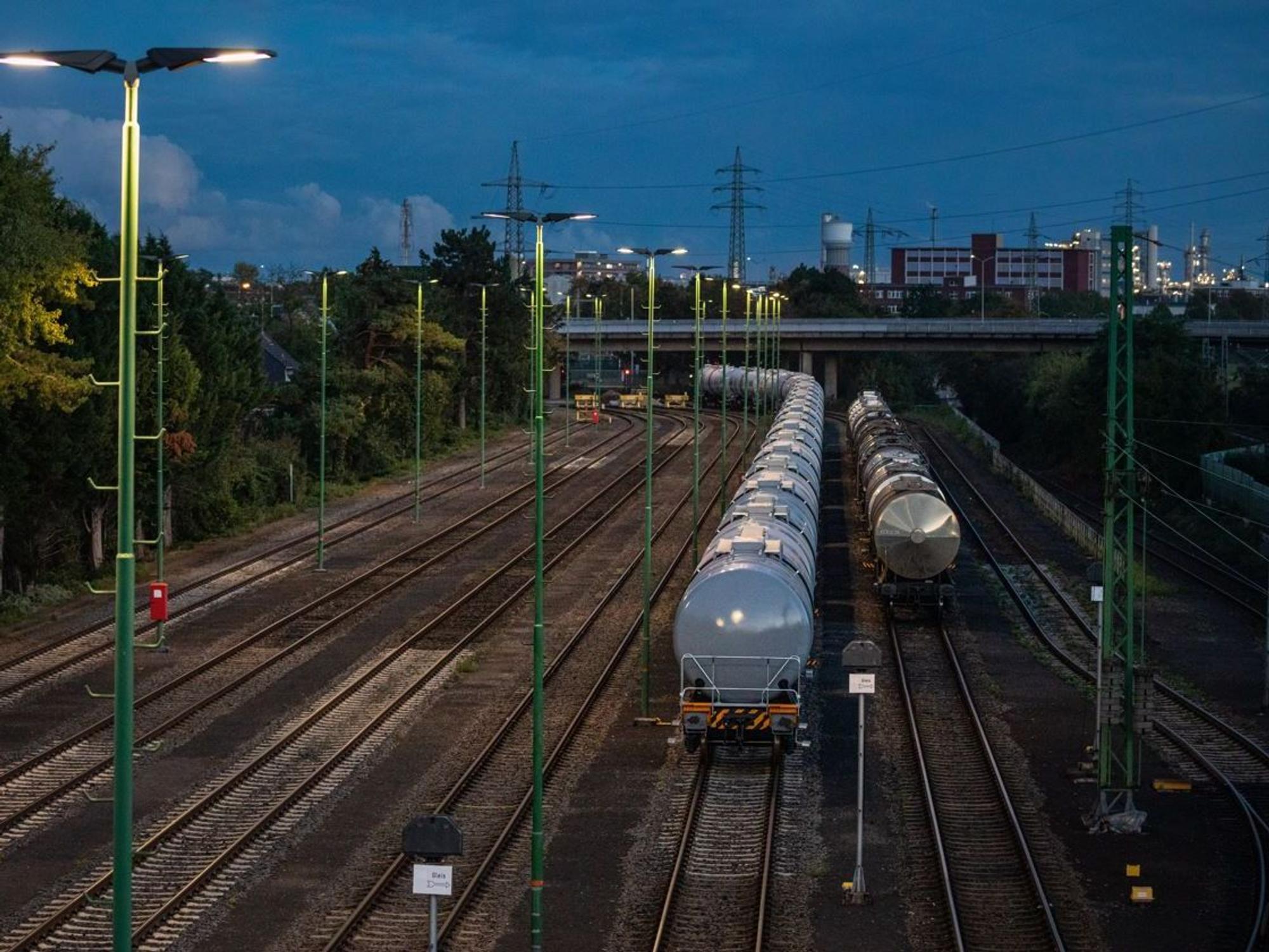 Waggons stehen im Güterbahnhof Dormagen. Hier war in der Nacht auf Samstag Alarm ausgelöst worden.