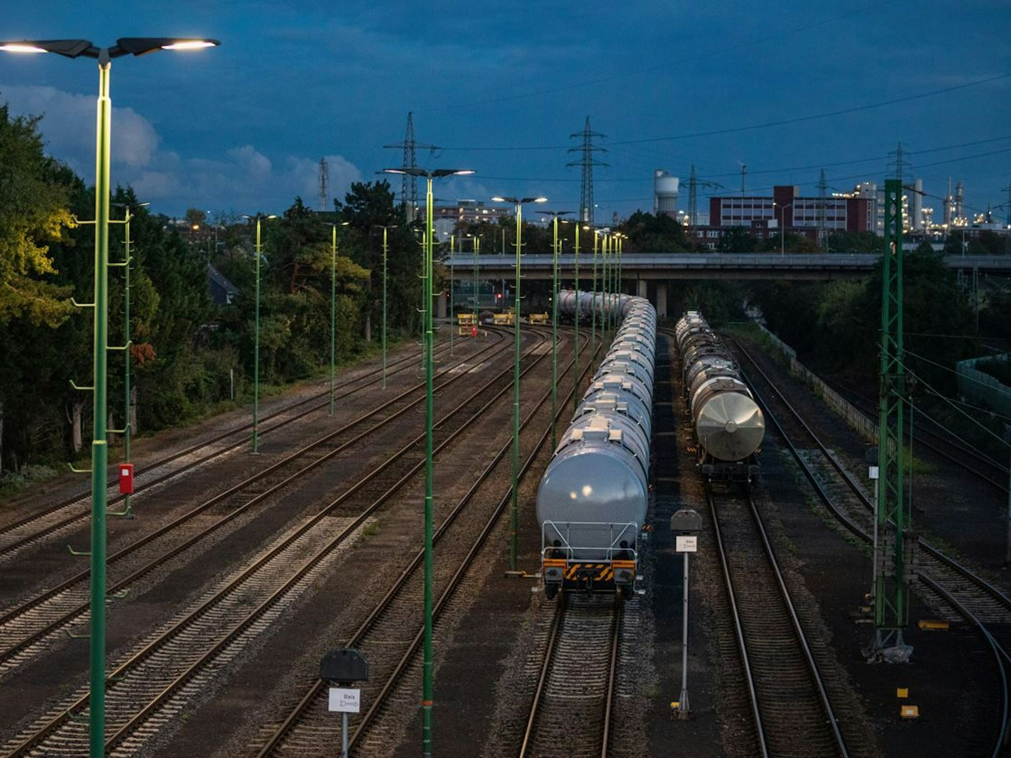 Waggons stehen im Güterbahnhof Dormagen. Hier war in der Nacht auf Samstag Alarm ausgelöst worden.
