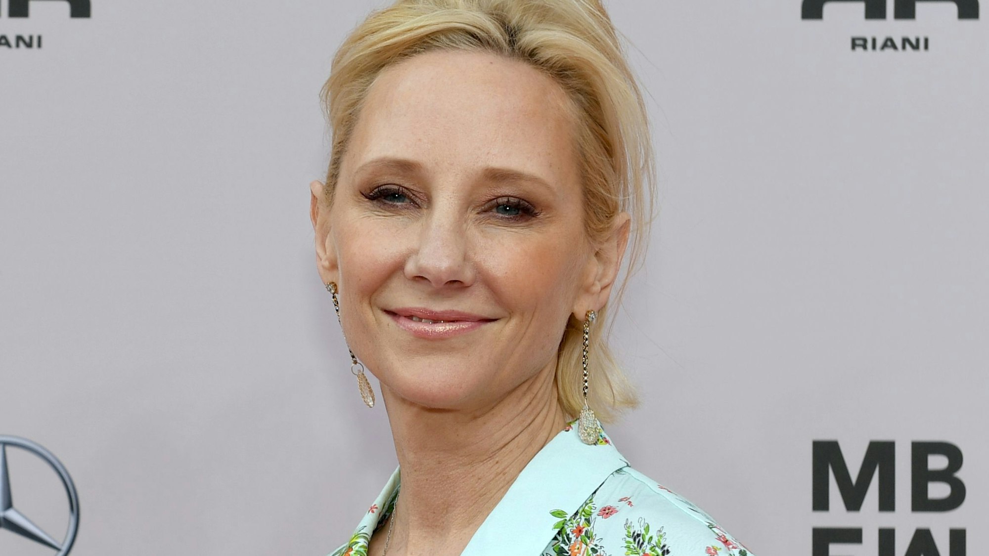Anne Heche lächelt in die Kamera.