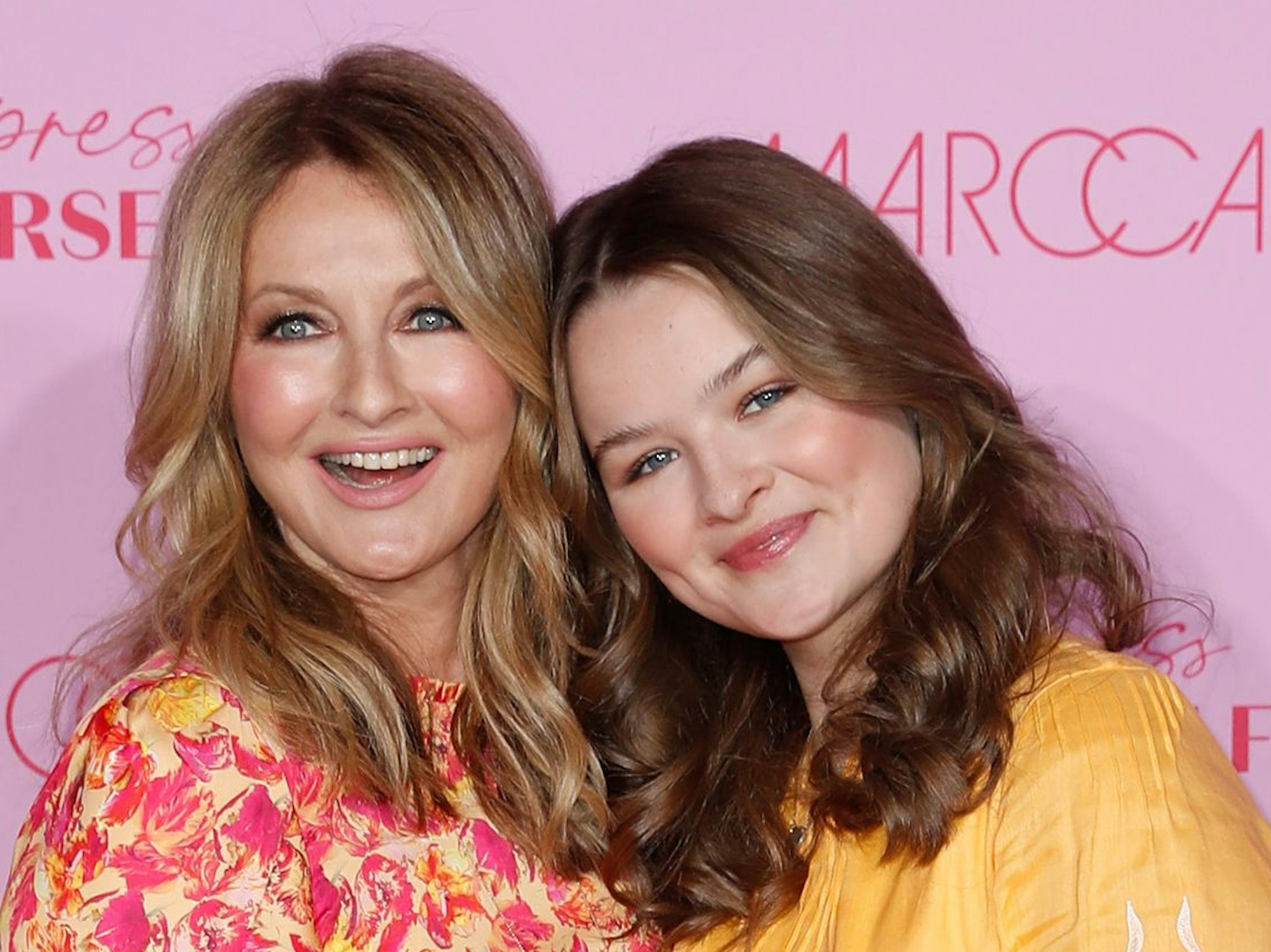 Frauke Ludowig (l) und ihre Tochter Nele stehen bei der Berliner Modewoche vor der Kamera.