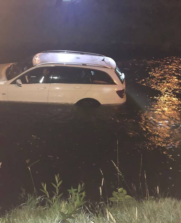 Als die Polizei eintraf, saß der Mann in seinem Auto. Er konnte von der Feuerwehr aber gerettet werden.