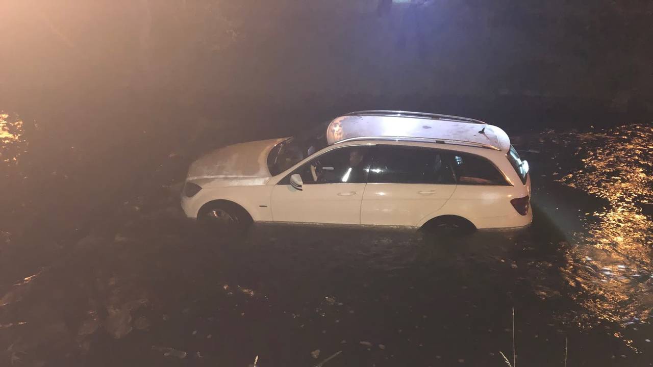 Als die Polizei eintraf, saß der Mann in seinem Auto. Er konnte von der Feuerwehr aber gerettet werden.