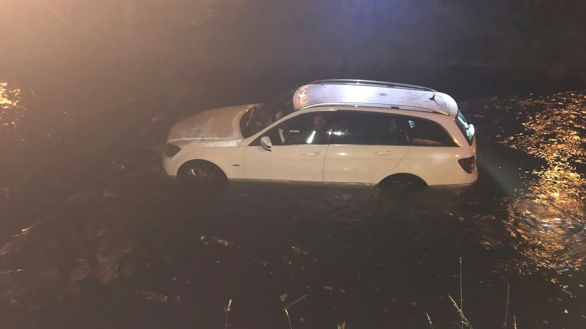 Als die Polizei eintraf, saß der Mann in seinem Auto. Er konnte von der Feuerwehr aber gerettet werden.