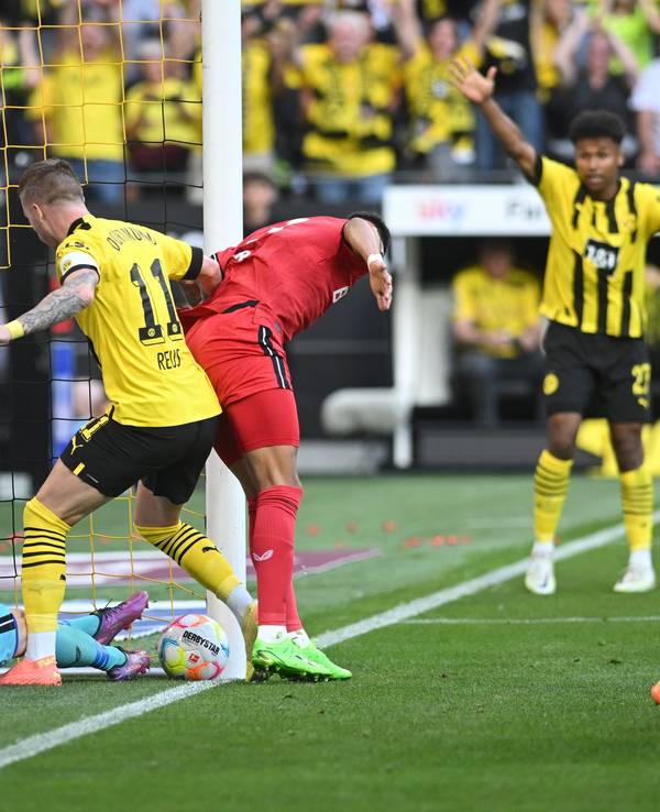 Marco Reus trifft beim Bundesliga-Duell im Gestocher zum 1:0 für Borussia Dortmund gegen Bayer Leverkusen.