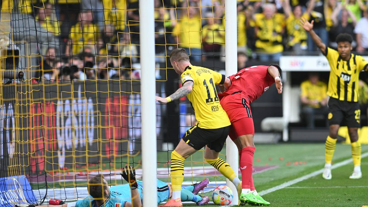 Marco Reus trifft beim Bundesliga-Duell im Gestocher zum 1:0 für Borussia Dortmund gegen Bayer Leverkusen.