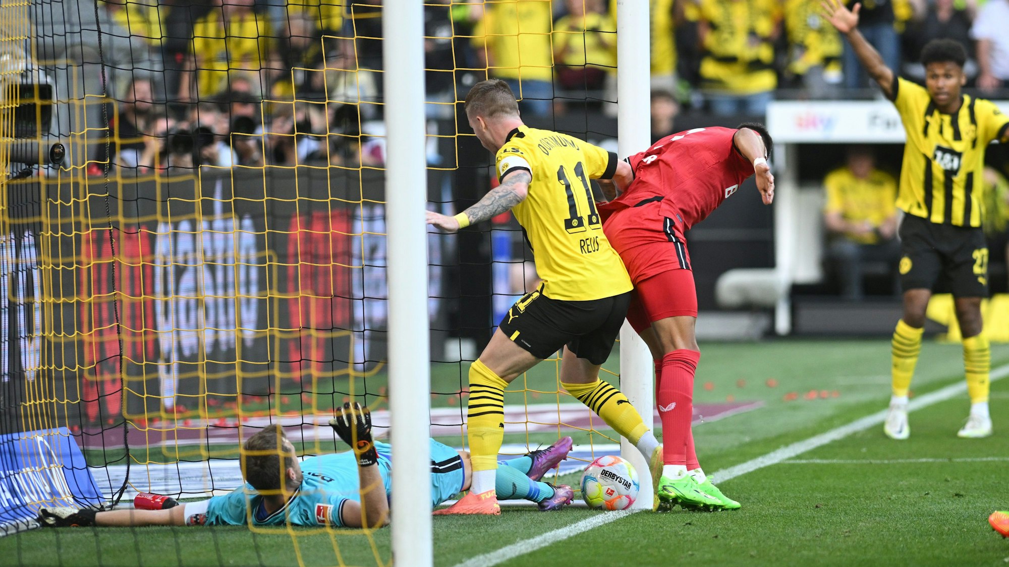 Marco Reus trifft beim Bundesliga-Duell im Gestocher zum 1:0 für Borussia Dortmund gegen Bayer Leverkusen.