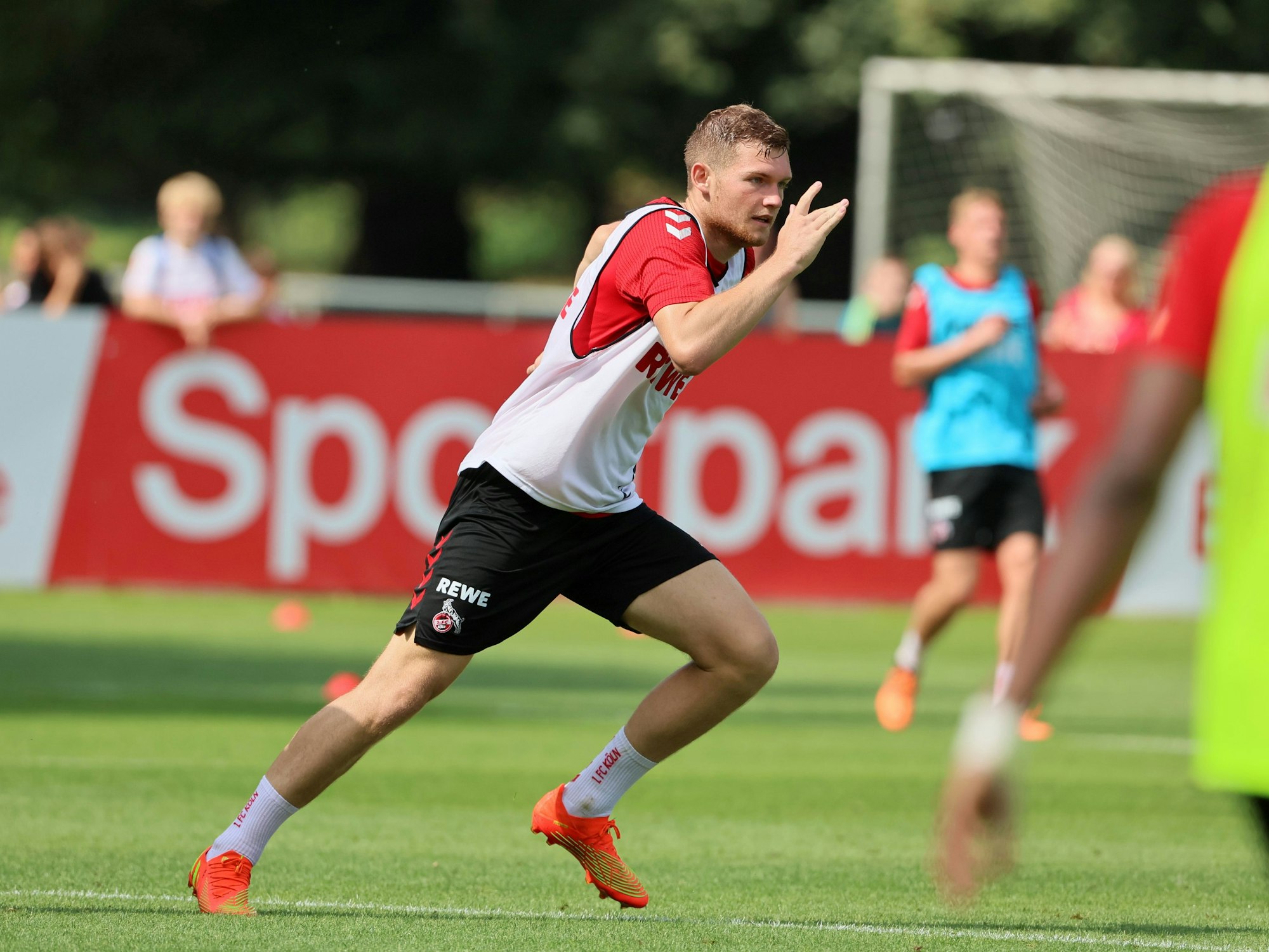 Luca Kilian setzt im Training des 1. FC Köln zum Sprint an.