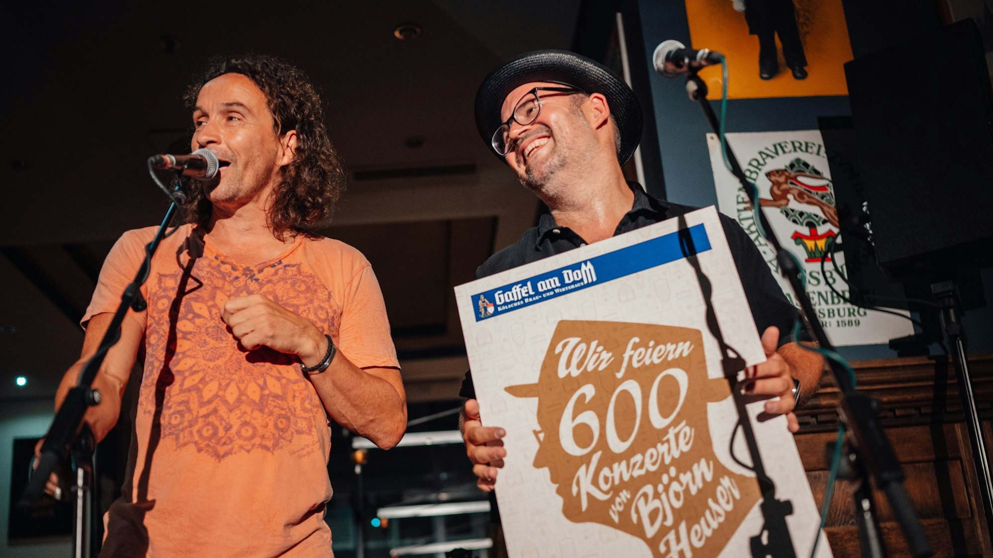 Stephan Brings (l.) gratuliert Björn Heuser am Freitagabend (5. August) im Gaffel Am Dom.