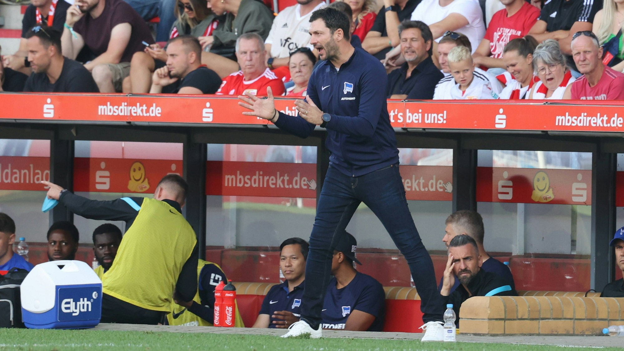 Sandro Schwarz gibt bei seinem Bundesliga-Comeback im Spiel von Hertha BSC bei Union Berlin am Spielfeldrand lautstarke Anweisungen.
