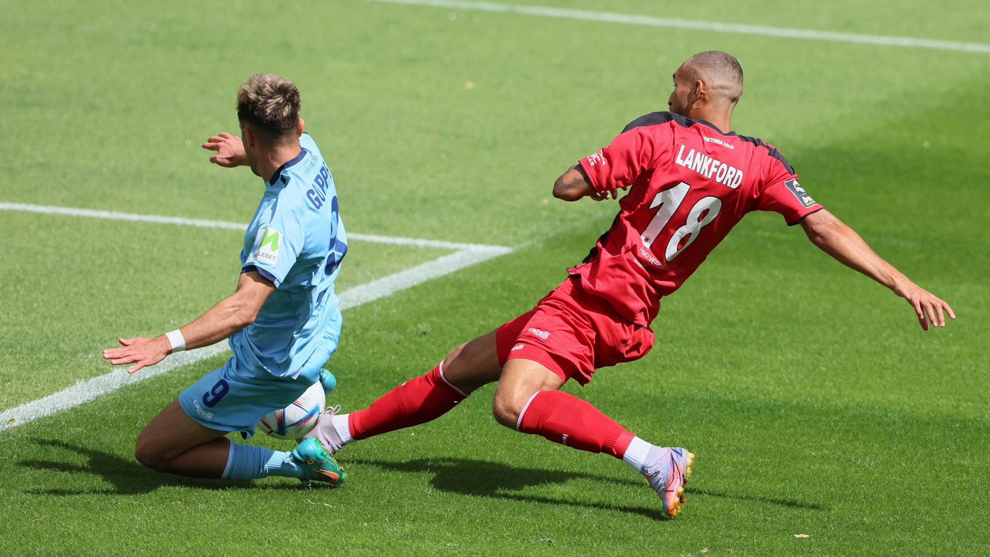 Wiesbadens Goppel grätscht den Ball von Kölna Lankforf weg.