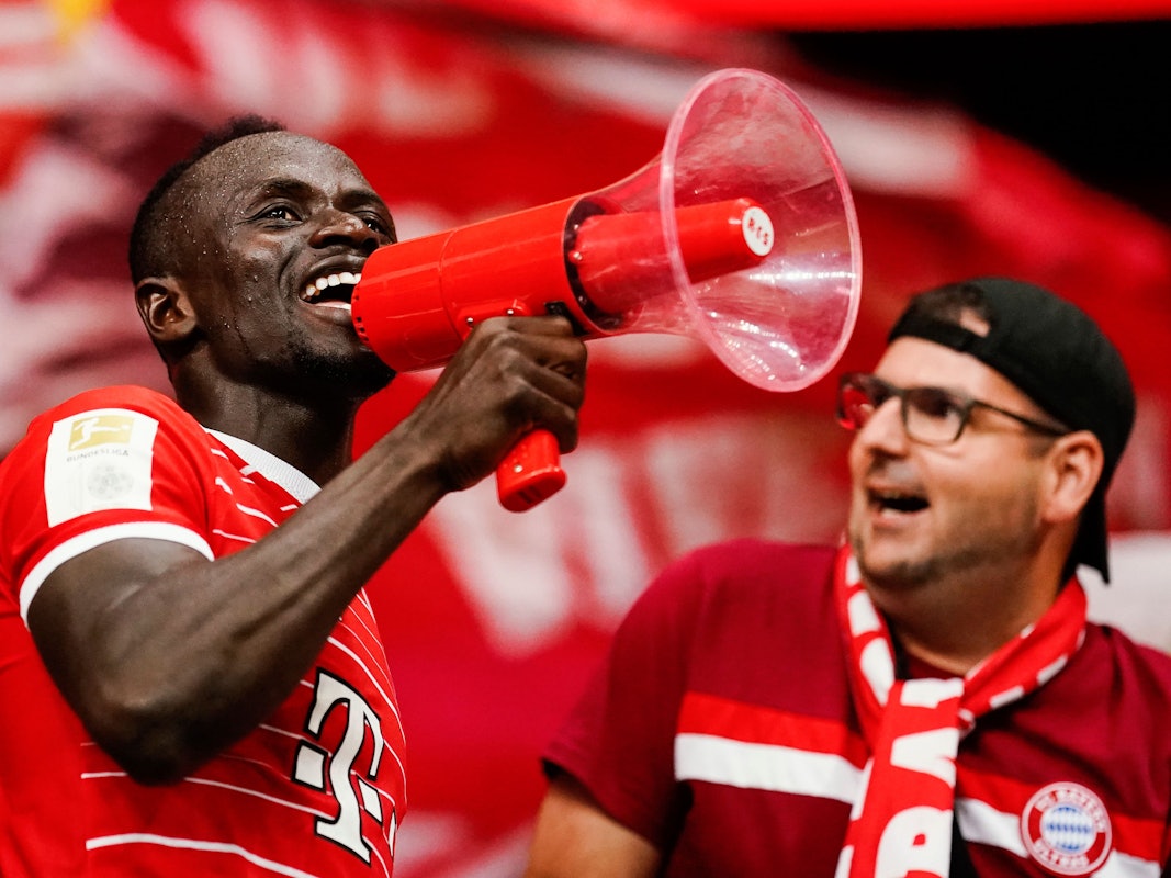 Bayern Münchens Sadio Mané feiert mit den Fans den Sieg über Eintracht Frankfurt.