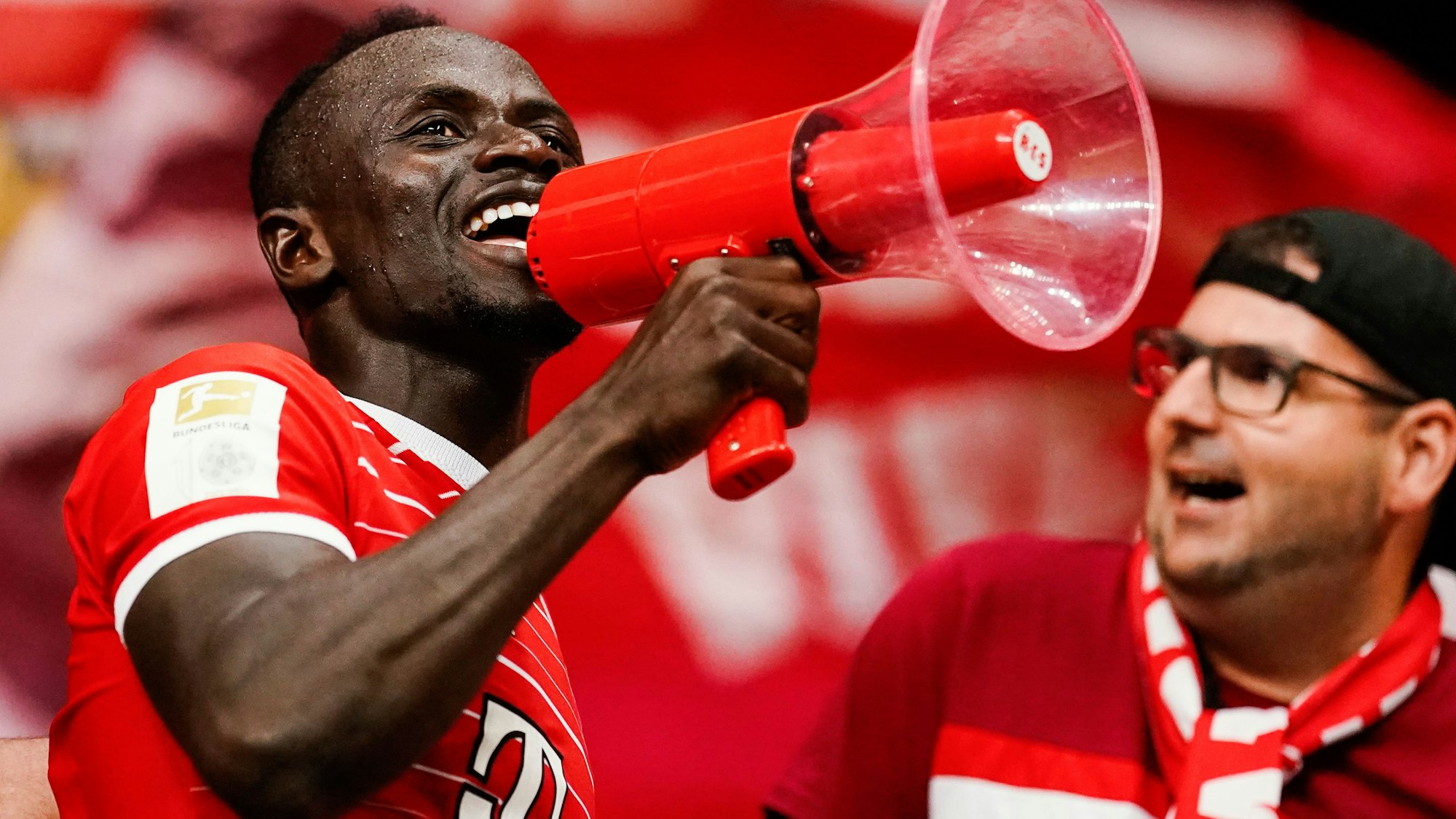 Bayern Münchens Sadio Mané feiert mit den Fans den Sieg über Eintracht Frankfurt.