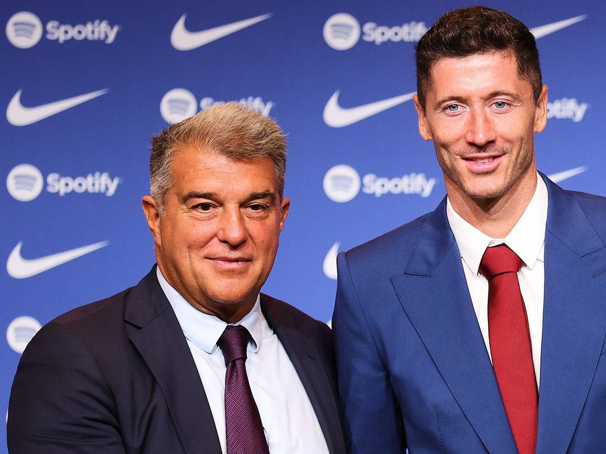 Robert Lewandowski bei seiner Vorstellung als Neuzugang des FC Barcelona mit Klub-Präsident Joan Laporta.