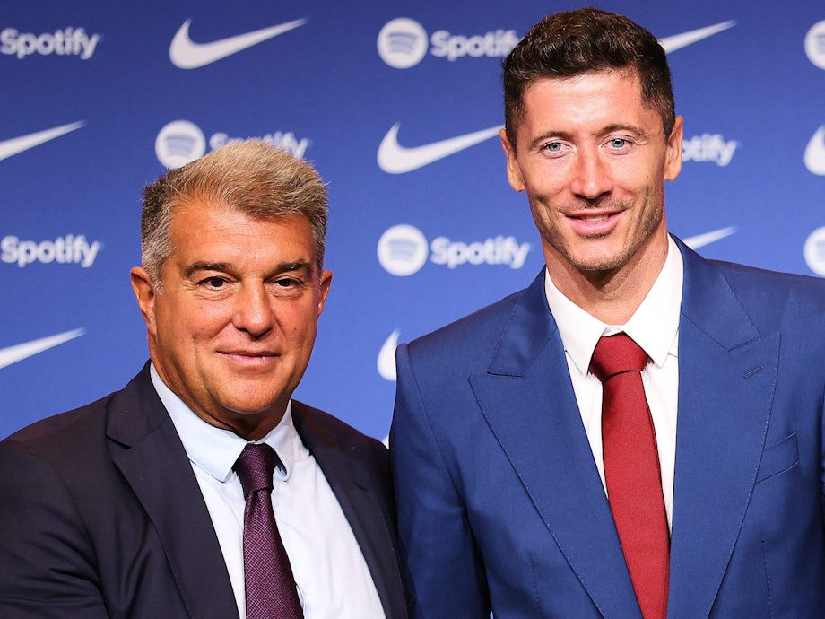 Robert Lewandowski bei seiner Vorstellung als Neuzugang des FC Barcelona mit Klub-Präsident Joan Laporta.