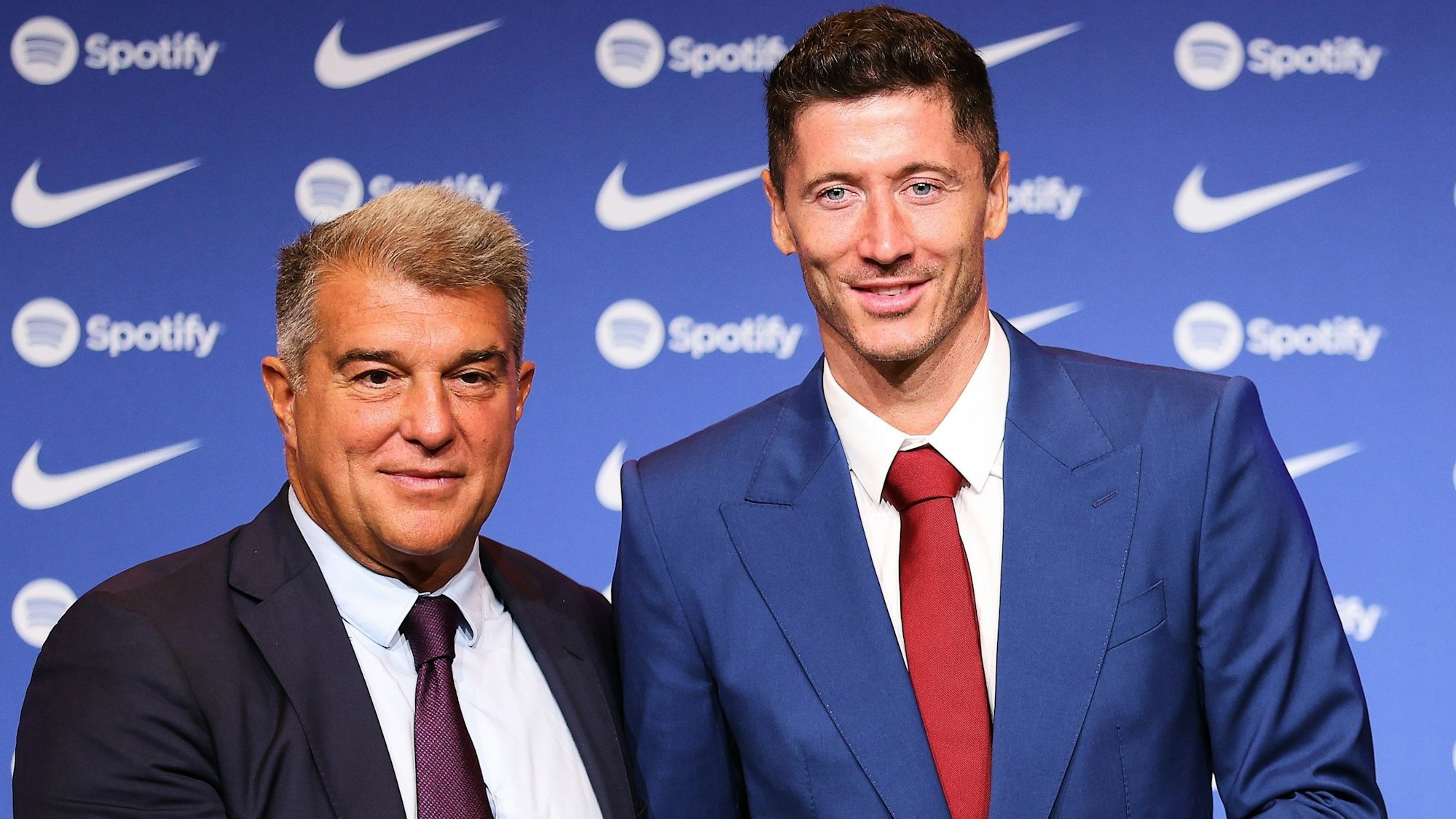 Robert Lewandowski bei seiner Vorstellung als Neuzugang des FC Barcelona mit Klub-Präsident Joan Laporta.