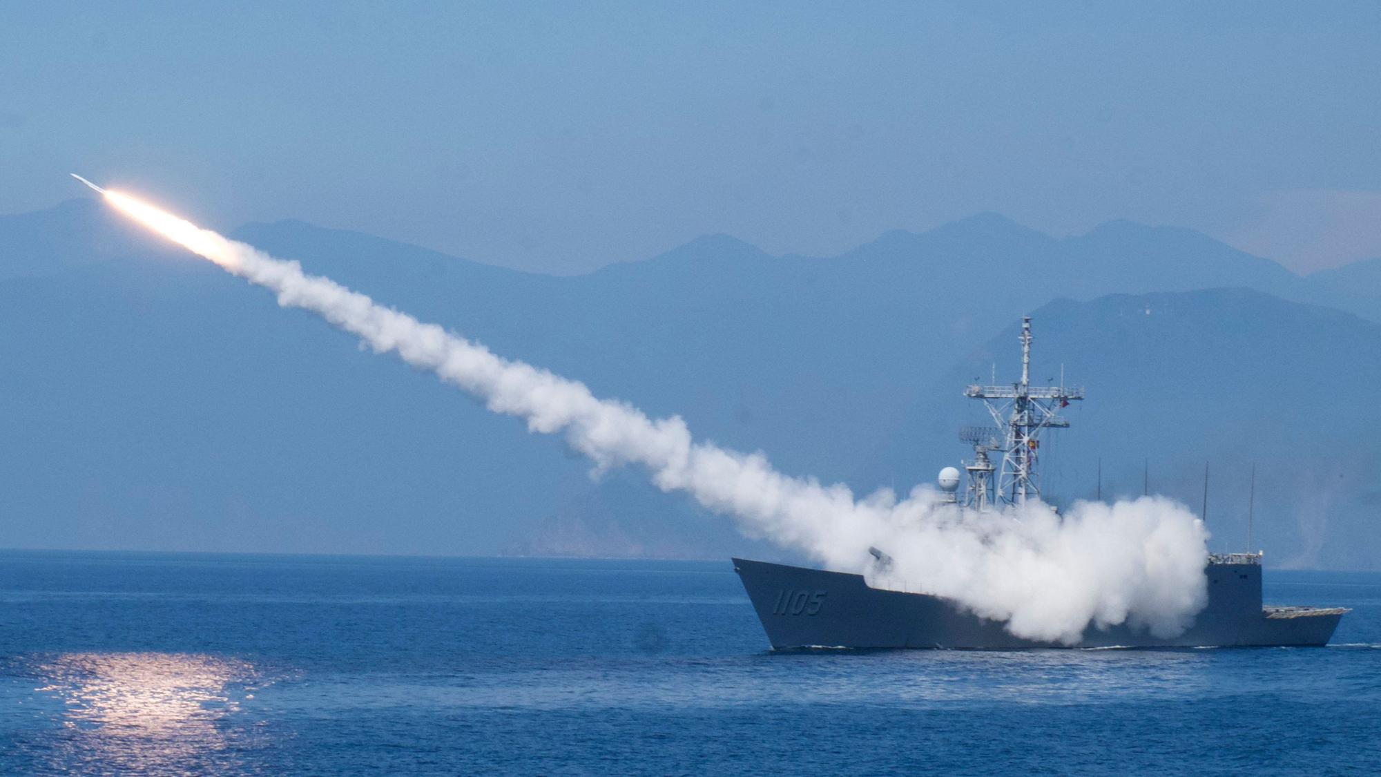 Eine taiwanesische Fregatte feuert Ende Juli eine Luftabwehrrakete ab. Taiwan hat sein Militär in Alarmbereitschaft versetzt.