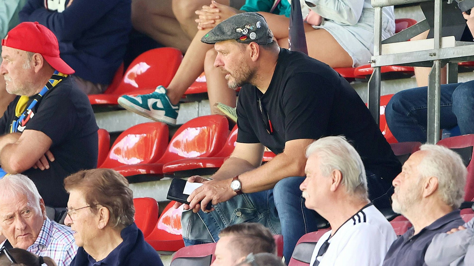 Steffen Baumgart sich von der Tribüne aus das Spiel an.
