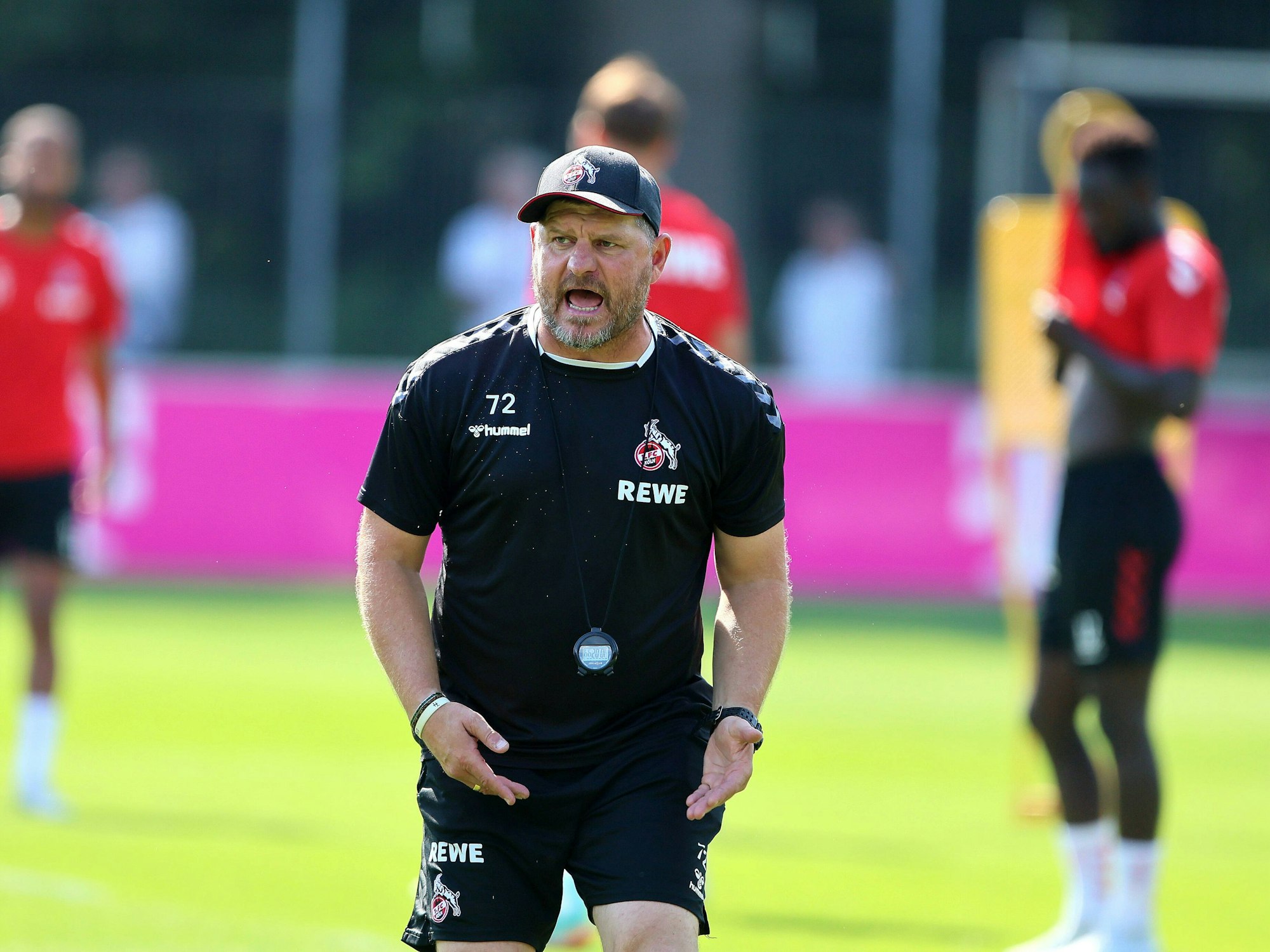 Steffen Baumgart brüllt im Training.
