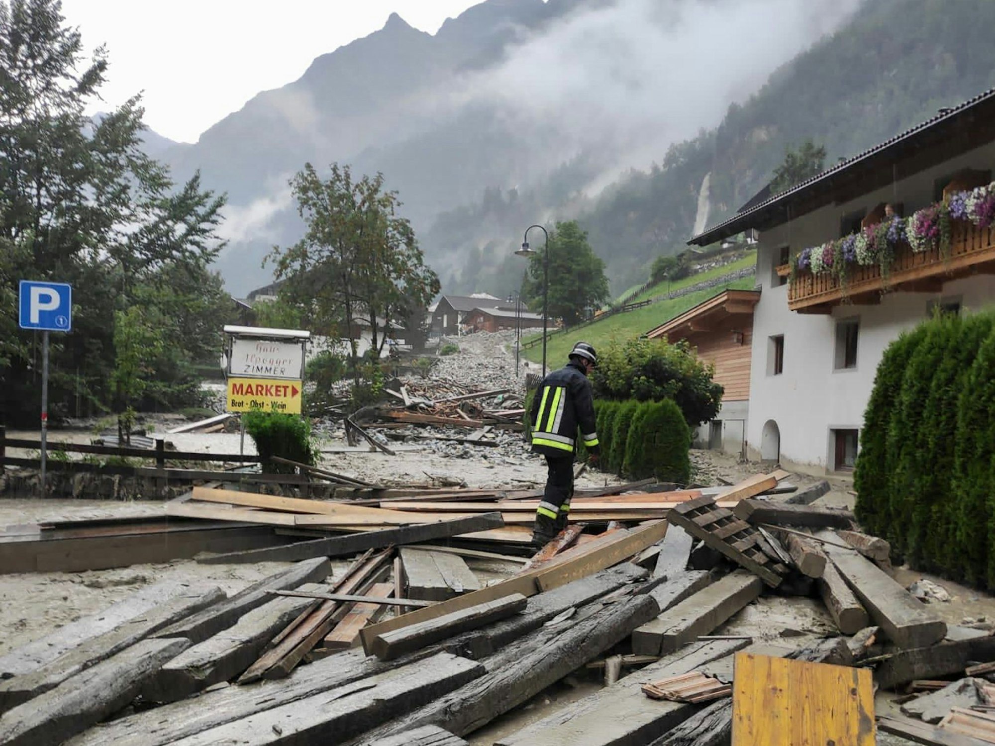 Bei Unwettern trat ein Bach über die Ufer und riss Holzbalken und Geröll mit sich. Heftige Unwetter und Murenabgänge haben unter anderem Südtirol heimgesucht.