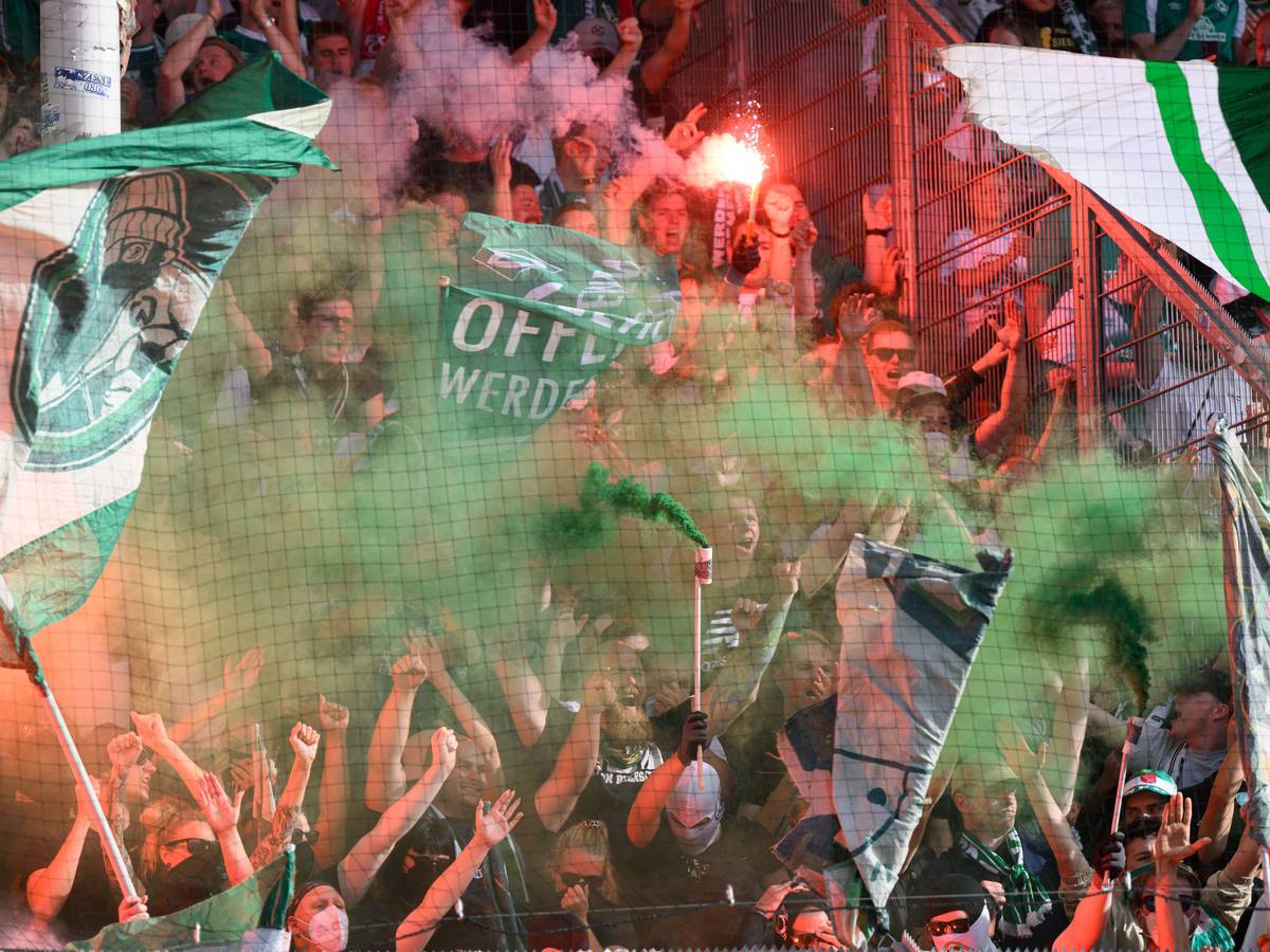 Fußball: DFB-Pokal, FC Energie Cottbus - SV Werder Bremen, 1. Runde, Stadion der Freundschaft. Bremens Fans zünden Pyro. +++ dpa-Bildfunk +++