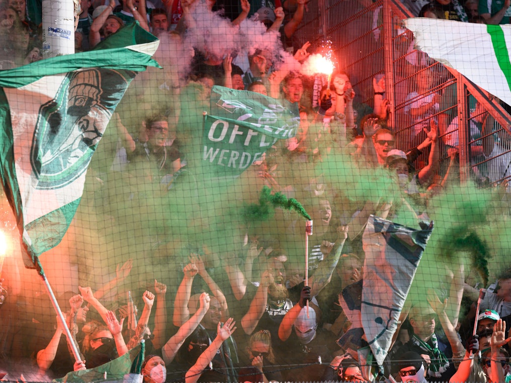 Fußball: DFB-Pokal, FC Energie Cottbus - SV Werder Bremen, 1. Runde, Stadion der Freundschaft. Bremens Fans zünden Pyro. +++ dpa-Bildfunk +++