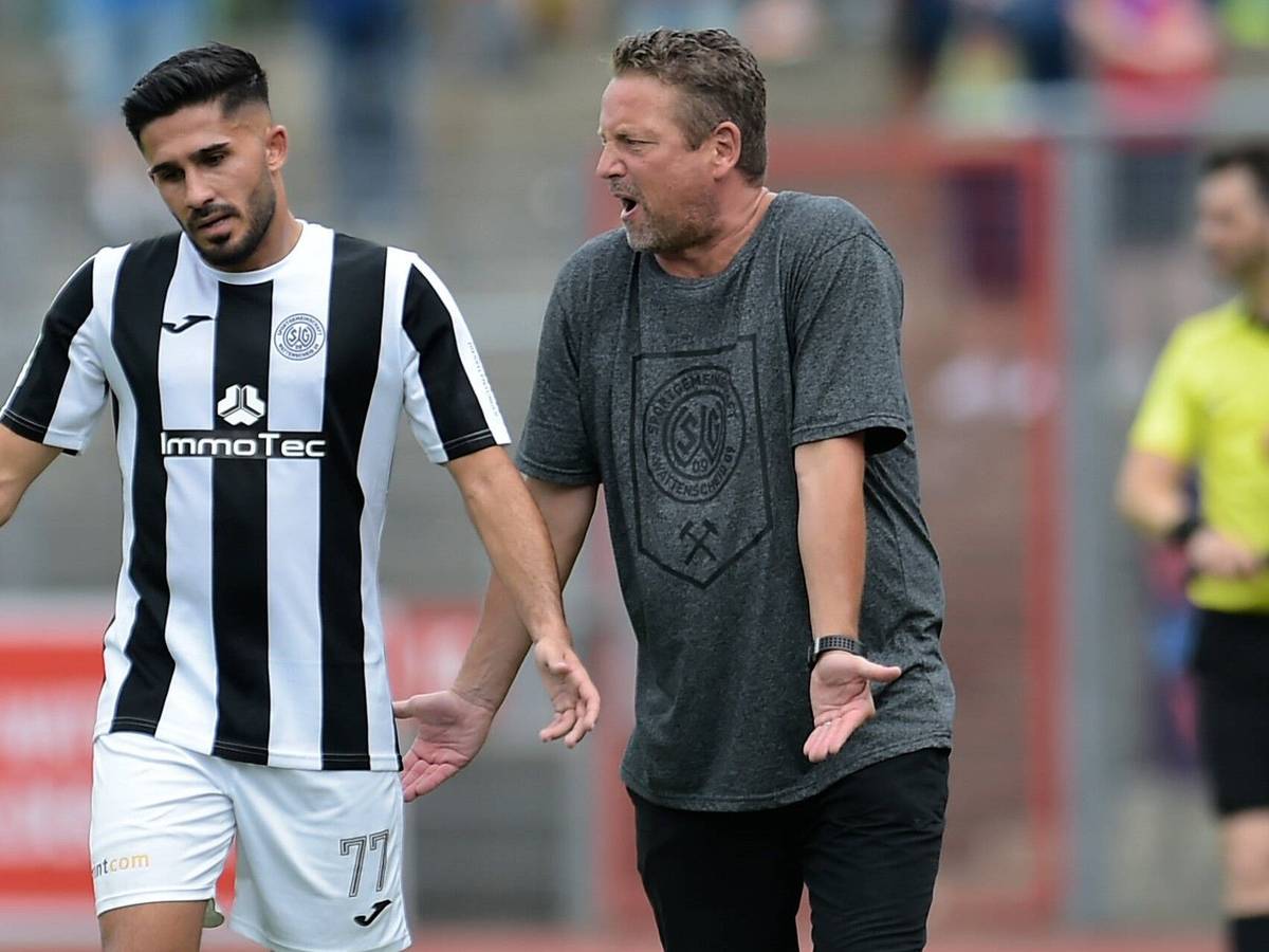 Trainer Christian Britscho und Emre Yesilova diskutieren bei einem Spiel der SG Wattenscheid am Spielfeldrand