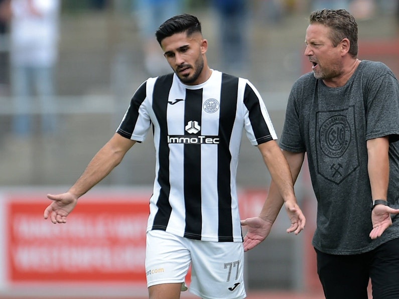 Trainer Christian Britscho und Emre Yesilova diskutieren bei einem Spiel der SG Wattenscheid am Spielfeldrand