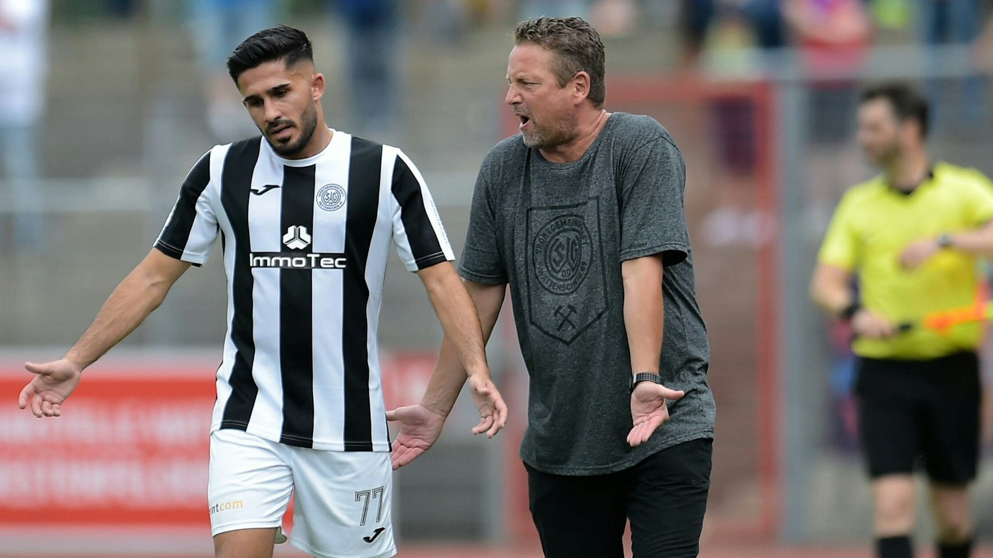 Trainer Christian Britscho und Emre Yesilova diskutieren bei einem Spiel der SG Wattenscheid am Spielfeldrand