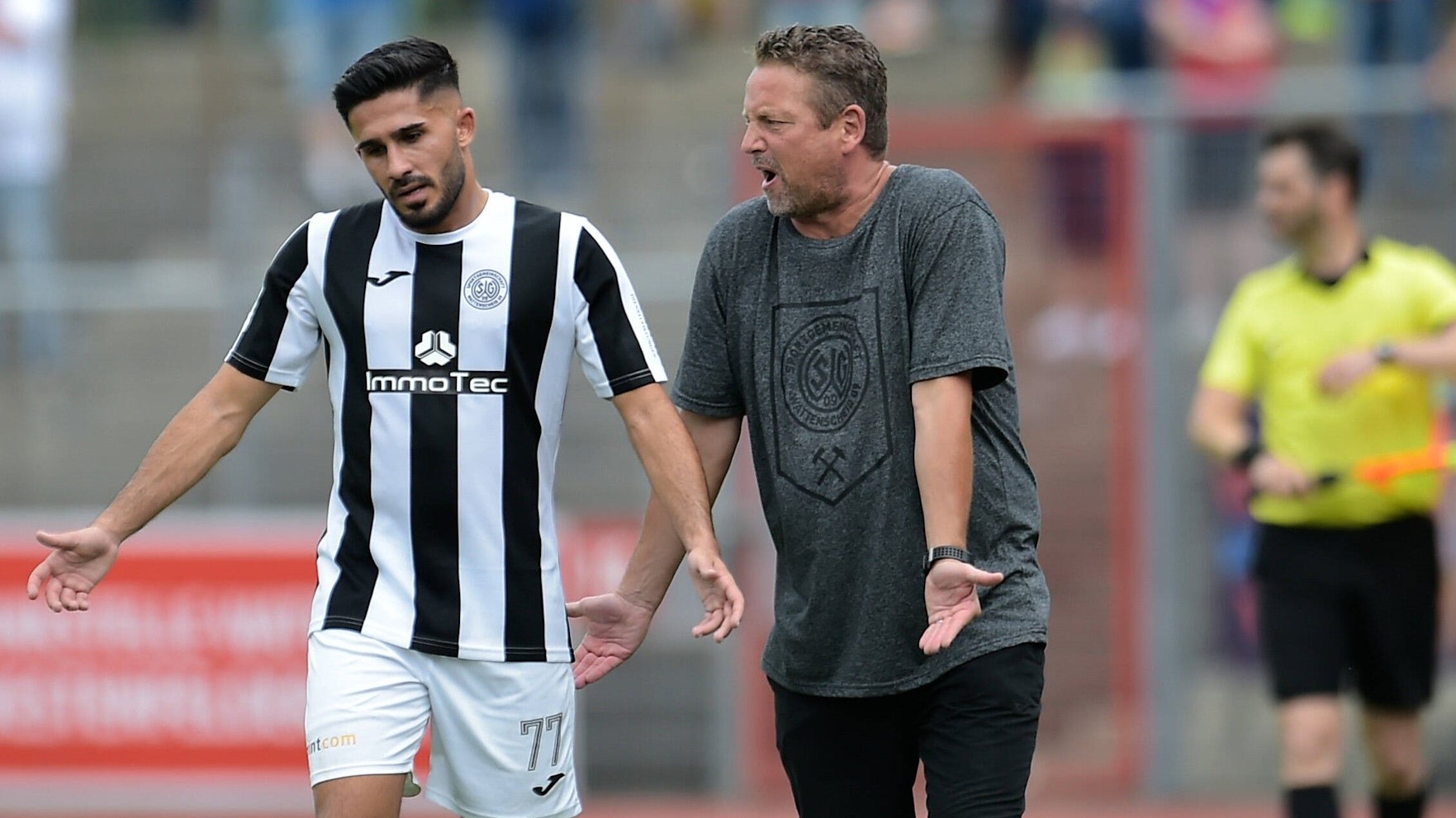 Trainer Christian Britscho und Emre Yesilova diskutieren bei einem Spiel der SG Wattenscheid am Spielfeldrand