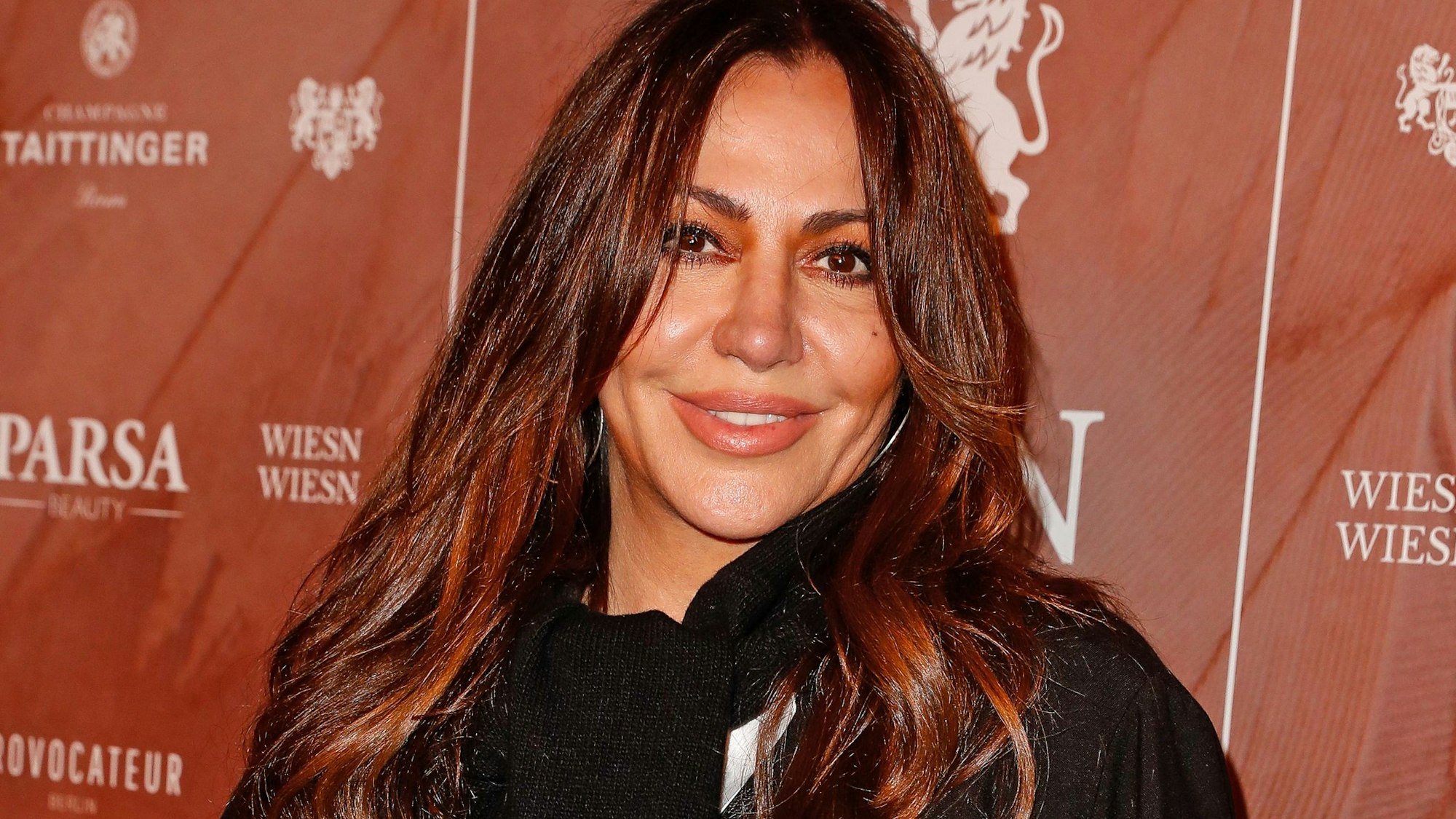 Simone Thomalla lächelt auf einer Charity-Gala in die Kamera.