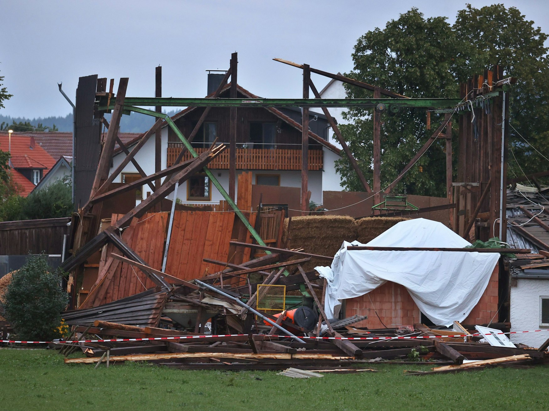Die Überreste einer Lagerhalle stehen in Bad Wurzach nahe Ravensburg. Bei einem Sturm wurde das Dach von der Materialhalle weggefegt.