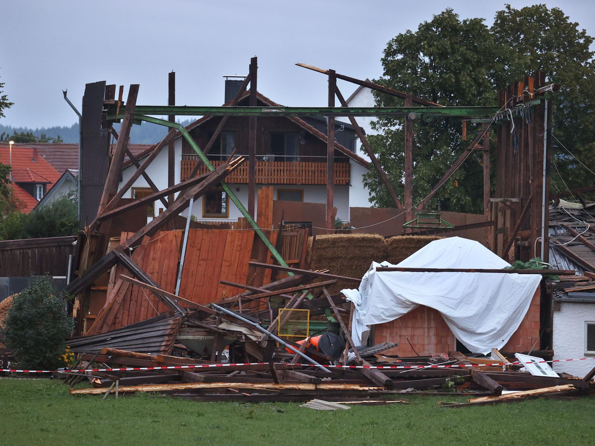 Die Überreste einer Lagerhalle stehen in Bad Wurzach nahe Ravensburg. Bei einem Sturm wurde das Dach von der Materialhalle weggefegt.