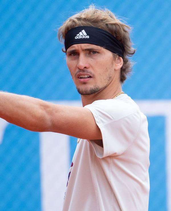 Alexander Zverev gestikuliert auf dem Trainingsplatz.